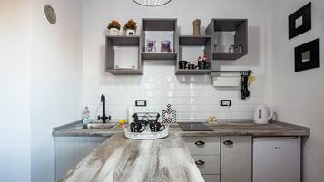 Tủ lạnh nhỏ, bếp nấu, ấm điện, dụng cụ nấu nướng/bát dĩa/dao nĩa