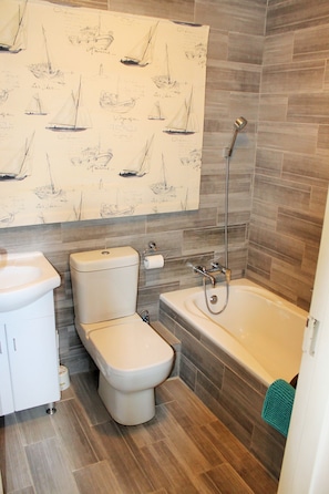 Basic Apartment | Bathroom | Combined shower/tub, rainfall showerhead, towels, soap