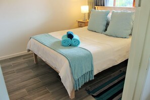 Căn hộ cơ bản | 2 phòng ngủ, bàn, khu vực làm việc phù hợp cho laptop