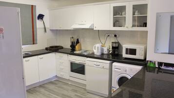Basic Apartment | Private kitchen | Full-sized fridge, microwave, oven, stovetop