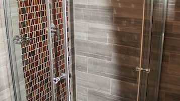 Basic Apartment | Bathroom shower