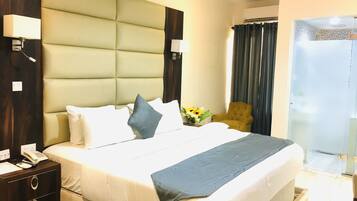 Classic Room | Desk, bed sheets