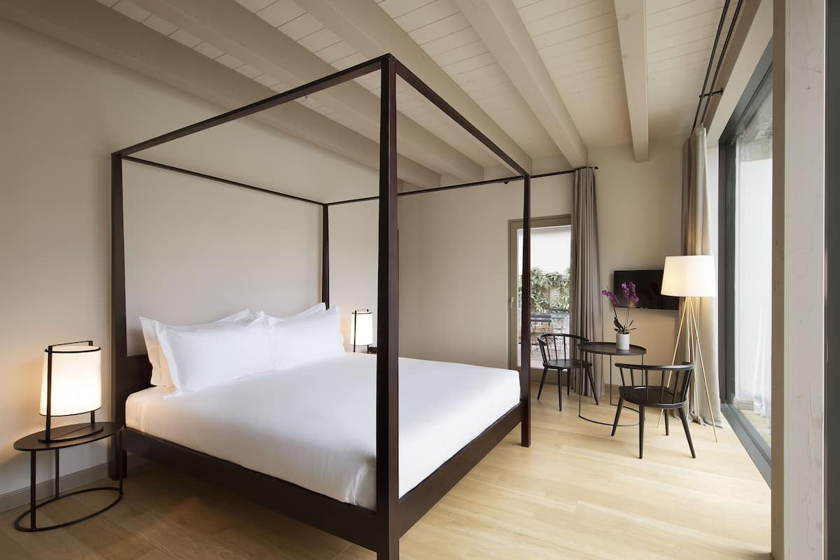Junior Suite | 1 bedroom, hypo-allergenic bedding, down comforters, minibar