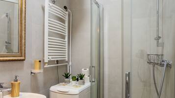 Căn hộ trung tâm thành phố, 1 phòng ngủ | Phòng tắm | Buồng tắm vòi sen, máy sấy tóc, khăn tắm, giấy vệ sinh