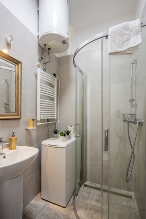 City Apartment, 1 Bedroom | Bathroom - Apartman Korzo (Novi Sad)