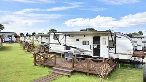 A white RV with a covered porch and a small deck area. - Spa Franping Village Omuta - Caravan park (Omuta)