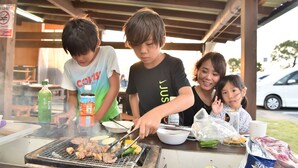 A group of people grilling meat at an outdoor barbecue. - Spa Franping Village Omuta - Caravan park (Omuta)