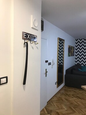 1 soverom, skrivebord, strykejern/-brett og barnesenger (inkludert)