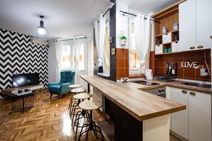 Lemari es besar, microwave, oven, dan kompor