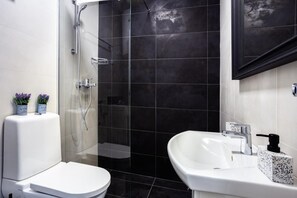 Dusj, hårføner, håndklær og såpe
