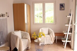 Habitación doble | Área de sala de estar | Televisión de pantalla plana 