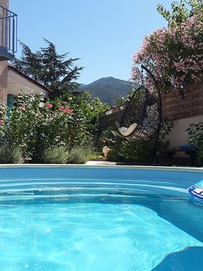 Kolam renang outdoor musiman