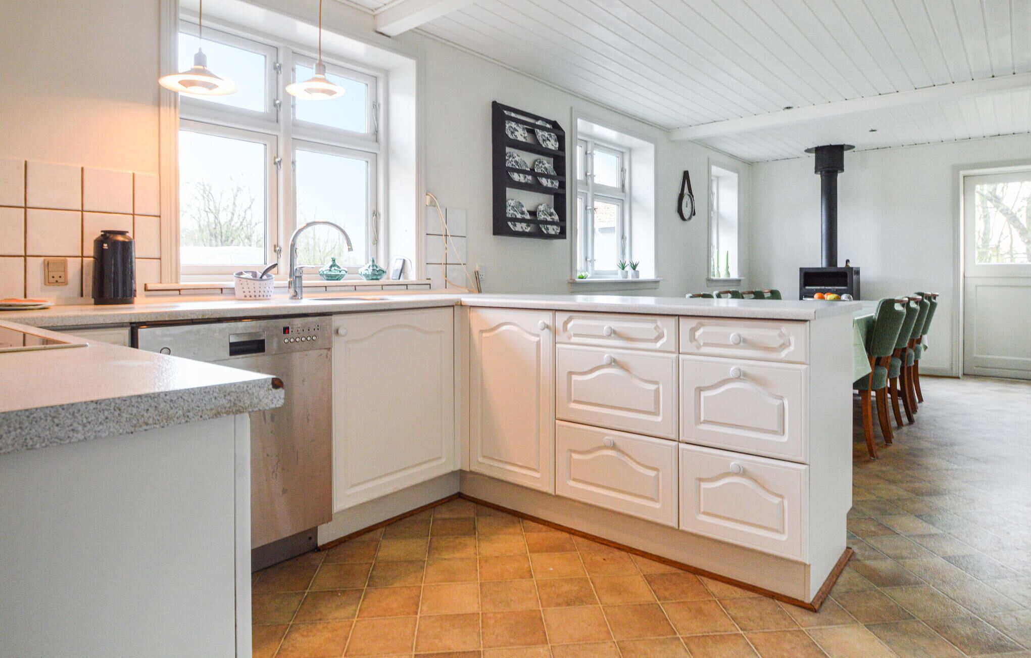 Jä äkaappi, uuni, liesi, astianpesukone