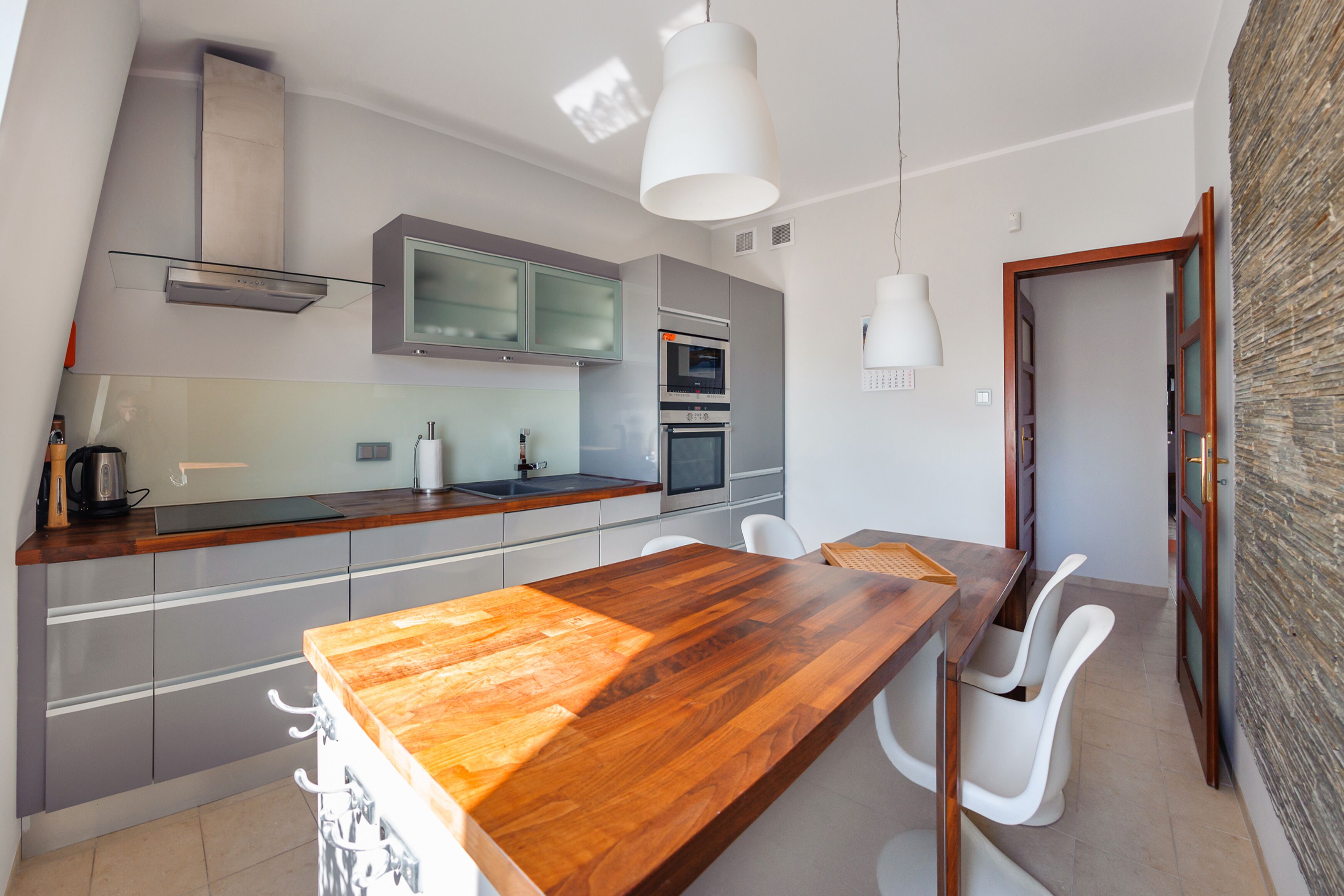 Refrigerador, placa de cocina, tetera/pava eléctrica
