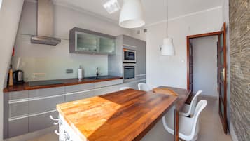 Refrigerador, placa de cocina, tetera/pava eléctrica
