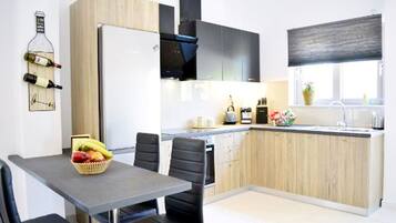 Réfrigérateur, four, plaque de cuisson, cafetiÚre/bouilloire