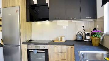 Een koelkast, een oven, een kookplaat, een koffiezetapparaat/waterkoker