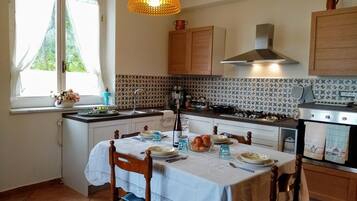 Frigorifero, microonde, forno, piano cottura