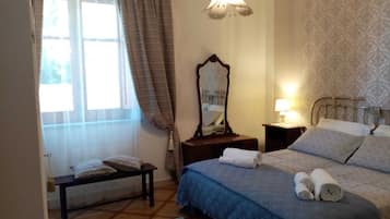 3 camere, una scrivania, ferro/asse da stiro, Wi-Fi gratuito