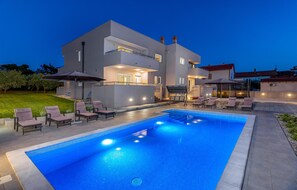A heated pool - Beautiful home in Pula with sauna (Pula)