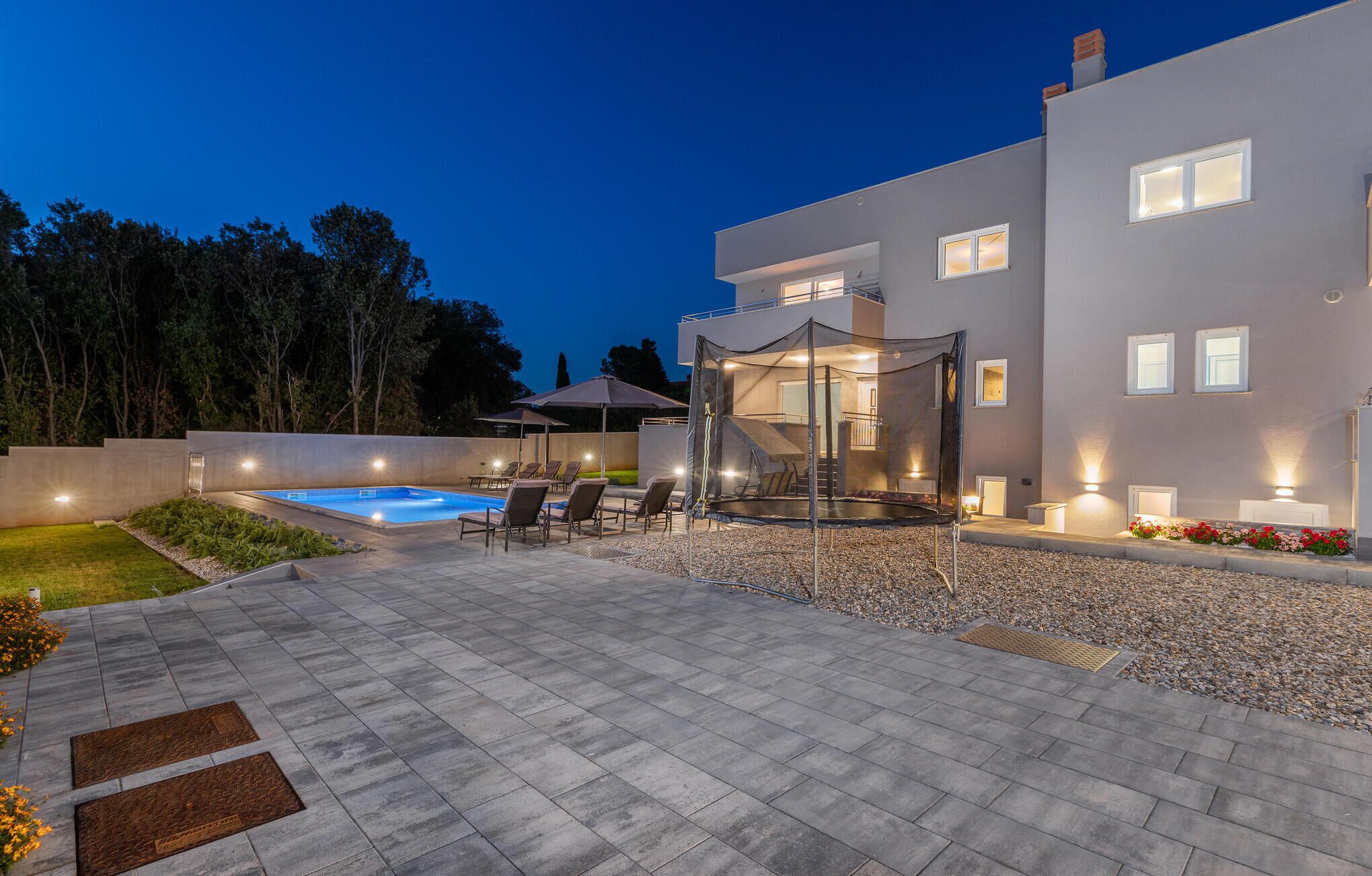 حمّام سباحة مُدفَّأ