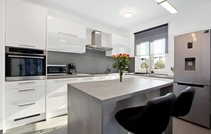 Fridge, stovetop, dishwasher, coffee/tea maker - Stunning home in Pula with sauna (Pula)