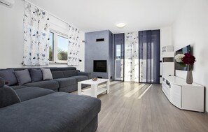 Smart TV, table football, ping pong - Beautiful home in Pula with sauna (Pula)
