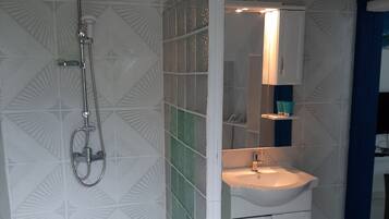 タオル、石鹸、トイレットペーパー