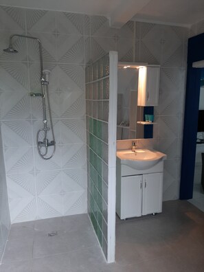Towels, soap, toilet paper - SeeView located on the side of the mountain with views of nature and the sea  (Saint- Claude)