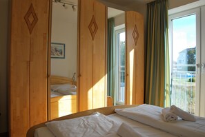 Apartment, 2 Schlafzimmer, Balkon | 2 Schlafzimmer, kostenloses WLAN, Bettwäsche