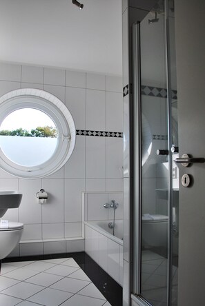 Apartment, 2 Bedrooms, Balcony | Bathroom | Shower, towels, soap, toilet paper - Strandpalais Duhnen (Cuxhaven)