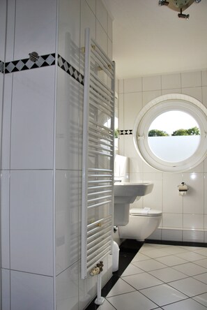 Apartment, 2 Bedrooms, Balcony | Bathroom