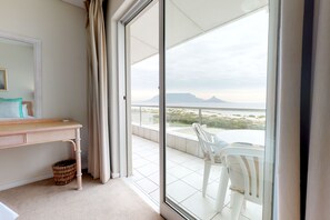 A balcony with a view of a distant landscape and mountains. - Sea the Mountain (Cape Town)