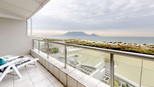 A balcony with a view of the sea and a distant mountain. - Sea the Mountain (Cape Town)