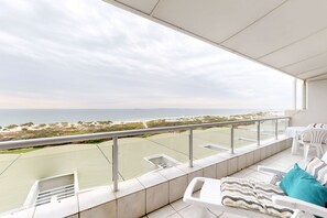 A balcony with a view of the beach and ocean. - Sea the Mountain (Cape Town)