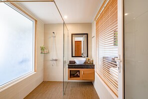 Shower, free toiletries, hair dryer, slippers - Golden Star Villa Hoi An (Da Nang)