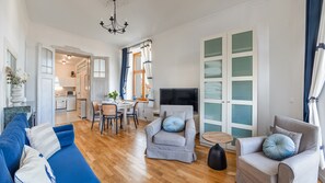 Apartment (Traugutta 8/1) | Wohnbereich | Flachbildfernseher, Kamin