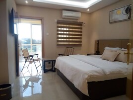 皇家客房, 1 张特大床, 吸烟房, 庭院 | 高档床上用品、加厚床垫、迷你吧、客房内保险箱