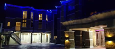 Fachada da propriedade à noite