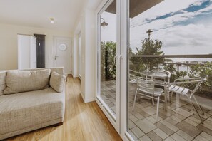 Flat-screen TV, fireplace - Apartment in the harbor (Puddemin)