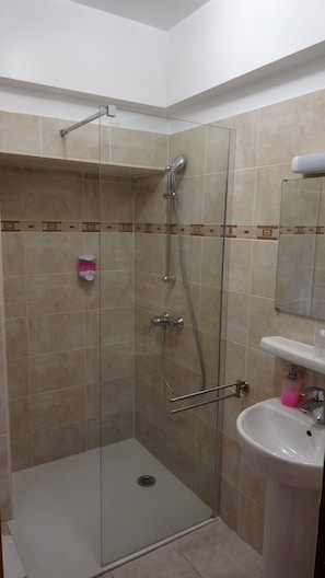 Bathroom shower - Hôtel Charles (Les Arcs-sur-Argens)
