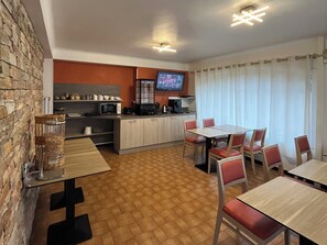 Daily continental breakfast for a fee - Hôtel Charles (Les Arcs-sur-Argens)