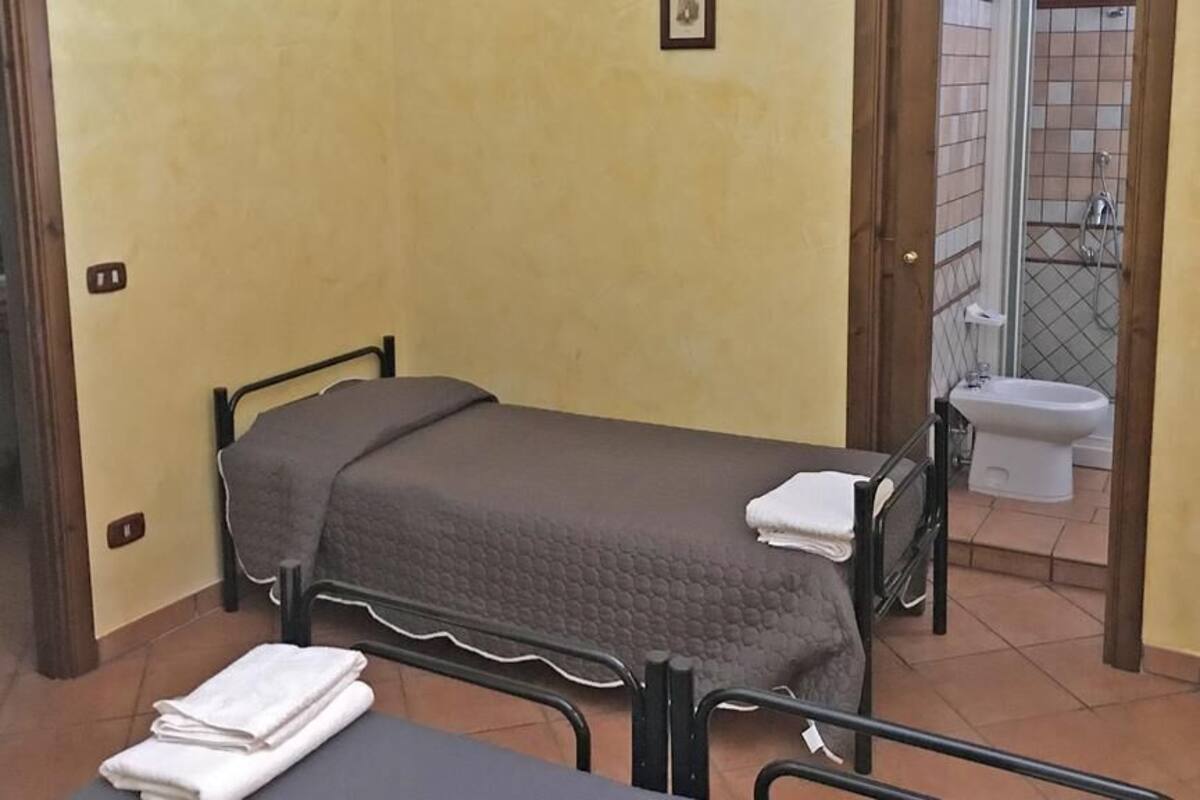 Neljän hengen standard-huone, näköala mäelle | Lisävuoteet, ilmainen Wi-Fi