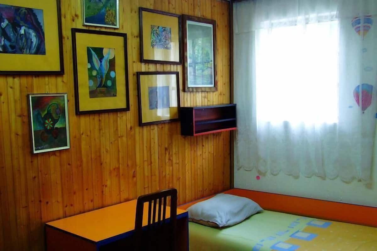 Escritorio, wifi gratis y ropa de cama