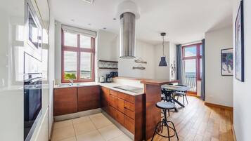 Apartamento (5) | Cozinha americana privada | Geladeira, micro-ondas, fogão, cooktop