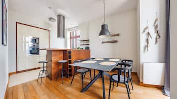 Apartamento (5) | Cozinha americana privada | Geladeira, micro-ondas, fogão, cooktop