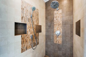 Bathroom shower - Apartamenty Sun & Snow Traugutta Premium (Sopot)