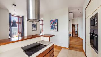 Apartamento (5) | Cozinha americana privada | Geladeira, micro-ondas, fogão, cooktop