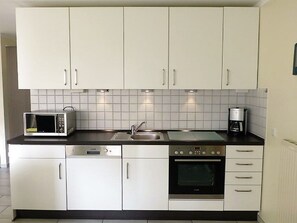 Apartment, 2 Bedrooms, Balcony (Nr. 2) | Private kitchen | Fridge, microwave, stovetop, dishwasher - Haus Seemöwe (Cuxhaven)