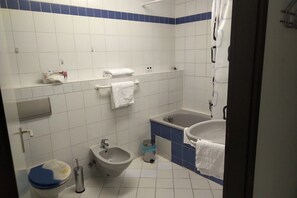 Chambre Double Affaires | Salle de bain | Serviettes fournies, savon, shampoing, papier toilette